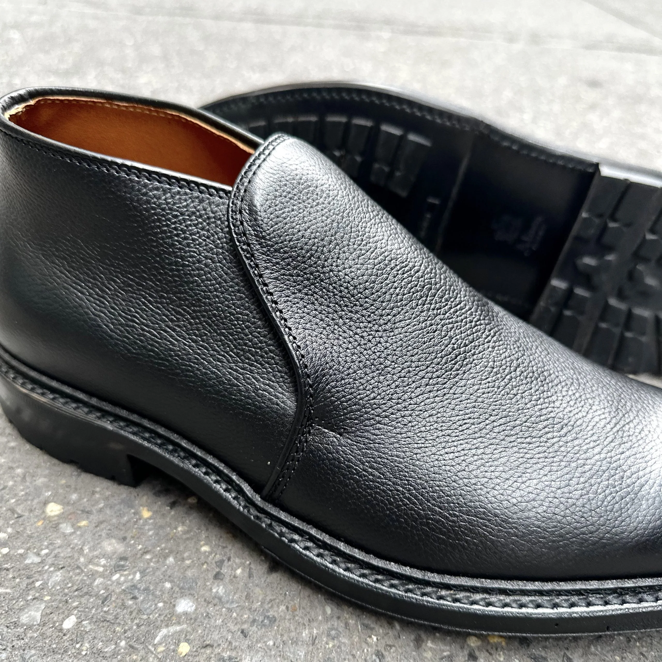 D2711C - 750 Chukka Boot in Black Regina Grain - Image 6